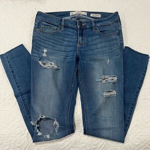 ✨ HOLLISTER Woman’s Distressed Low-Rise Super Skinny Jeans | Size 3R (26X30)